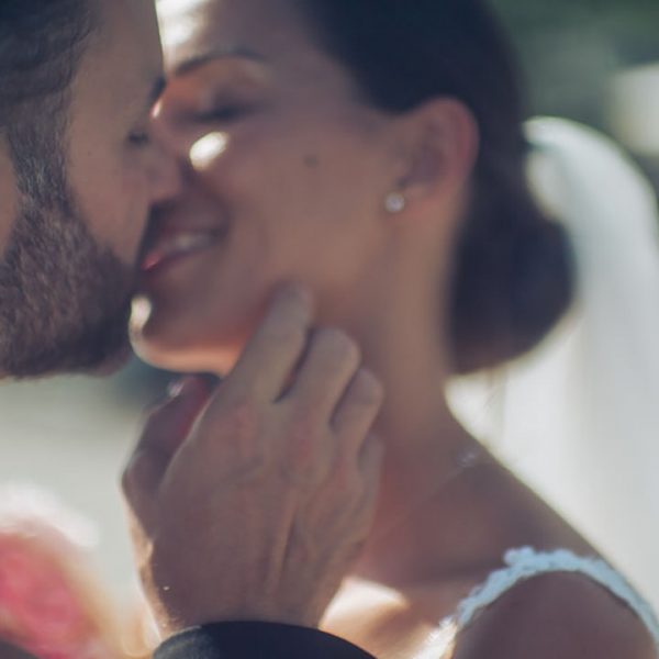 Agentur Perfect - Event- & Hochzeitsplaner in Österreich - Paar küsst sich romantisch bei der Hochzeit