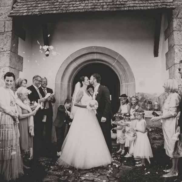 Agentur Perfect - Event- & Hochzeitsplaner in Österreich - Paar küsst sich romantisch bei der Hochze